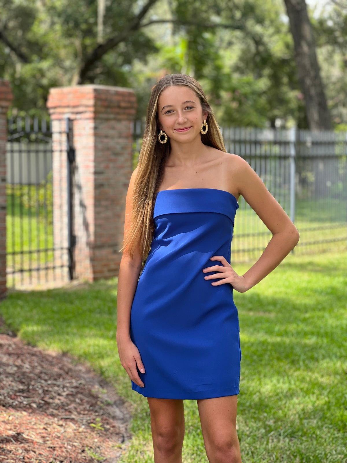 Elevate your style game with our super stylish Bandeau Mini Dress - the perfect blend of elegance and comfort for the modern woman. This versatile piece is a must-have addition to your wardrobe, whether you're stepping out for a casual brunch or attending a special event. 94% POLYESTER 6% SPANDEX Zipper on the side Royal Blue